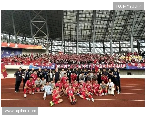 苏超暖心时刻！主队球迷集体高呼 “进一个”，客队球员含泪致谢(1)